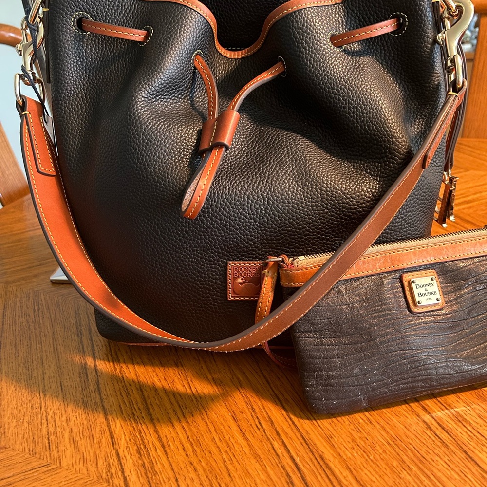 Dooney & Bourke Black & Brown Messenger Shoulder Bag wi/Wristlet Pebbled Leather